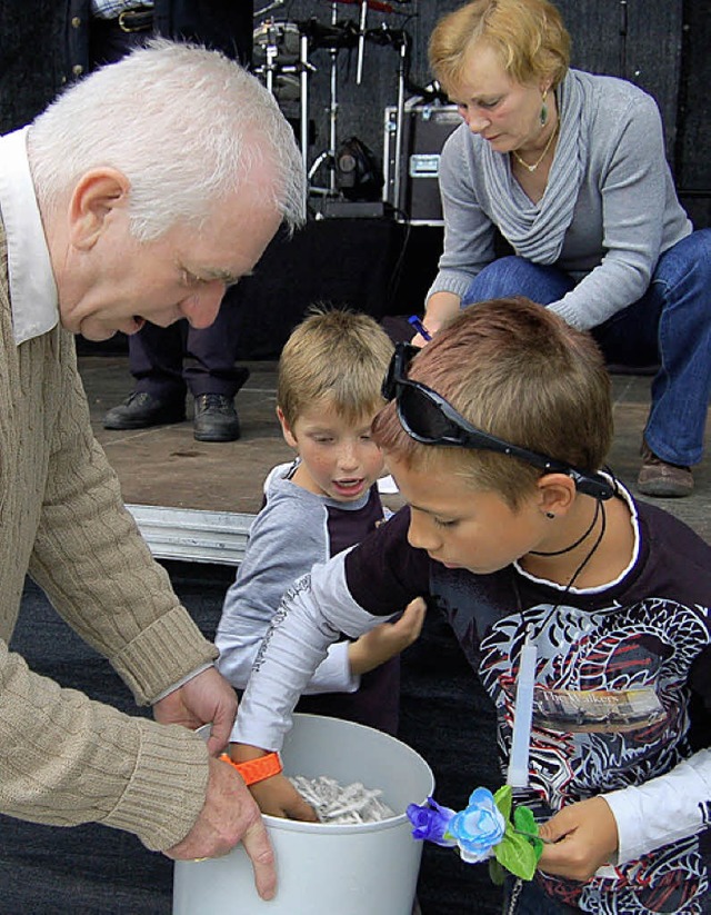 Glckliches Hndchen: Kinder ziehen die Lose.  | Foto: Petra Wunderle