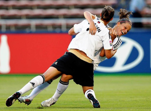 Groe Freude: Melanie Leupolz (rechts)...m Tor im Viertelfinale gegen Norwegen.  | Foto: dpa