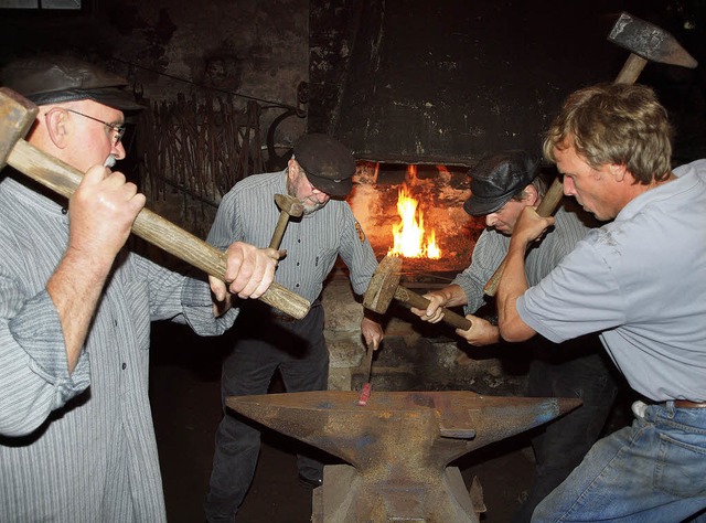 Die Schmiedezunft prsentiert sich Schauschmieden in der Hammerschmiede.  | Foto: Michael haberer