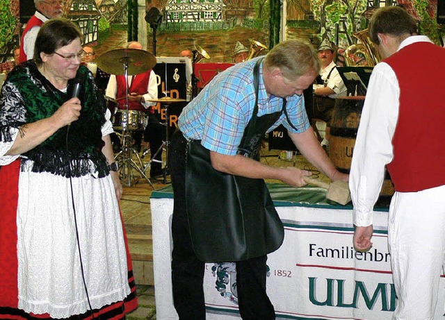 Ran ans Bier: Gerhard Moser (Mitte) st...s die MV-Vorsitzende Renate Duchilio.   | Foto: dieter fink