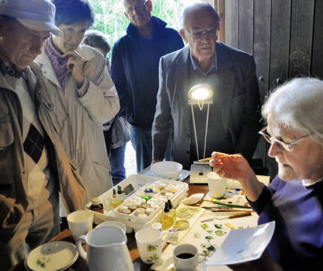 Bunte Blumen auf weiem Porzellan mag ...tz auf Tellern, Schsseln oder Tassen.  | Foto: Julius Steckmeister