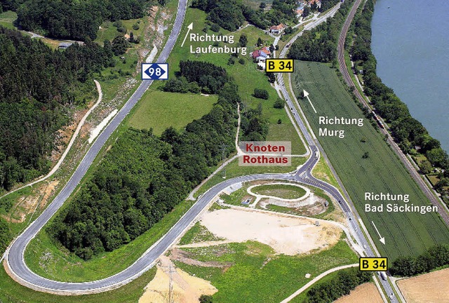 Vorfahrt in der S-Kurve: Am  Knoten im...urg her (rechts oben) wird erschwert.   | Foto: Luftfoto (von Juli 2012): Erich Meyer/BZ-Infografik