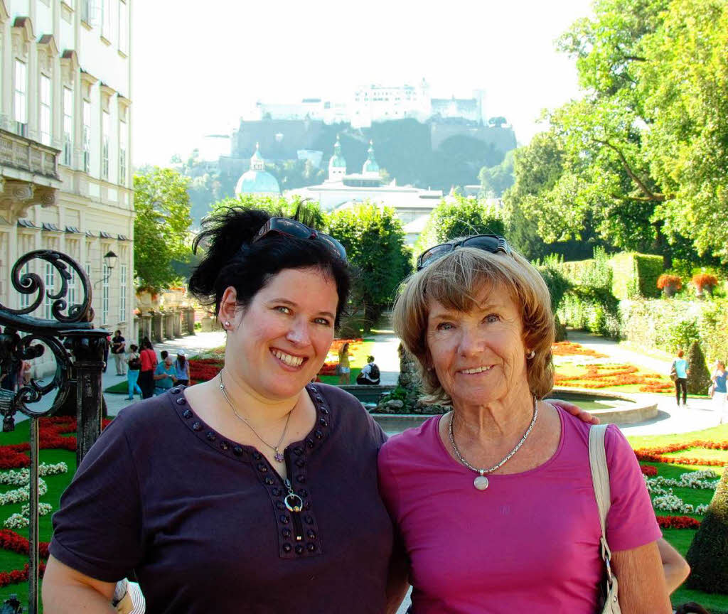 Frau  und Tochter in Salzburg im Mirabellgarten Foto: Eugen Kohler, Baden-Baden