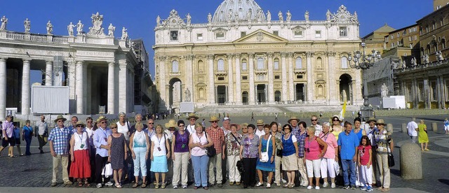 Die Reisegruppe aus Reichenbach auf dem Petersplatz in Rom.   | Foto: Alfons Vgele