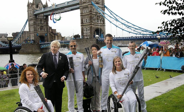 Die Fackeltrger der Tower Bridge-Stre...nnende paralympische Flamme bernahm.   | Foto: Veranstalter