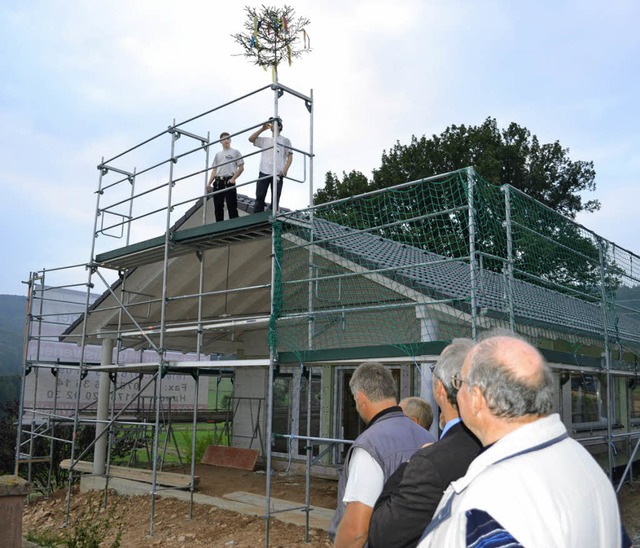 Richtfest: Die neue Friedhofshalle in ...ahre lang wurde fr den Bau gekmpft.   | Foto: Paul Berger