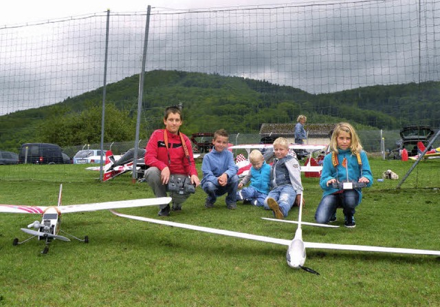 Durften selbst einen richtigen Modellf...inderferienprogramm auf dem Flugplatz.  | Foto: Sarah Trinler