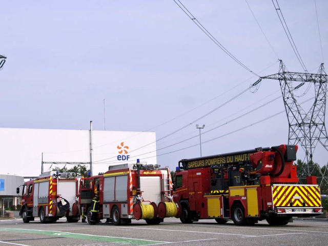 Feuerwehreinsatz am Atomkraftwerk: Bei...den mindestens zwei Menschen verletzt.  | Foto: AFP