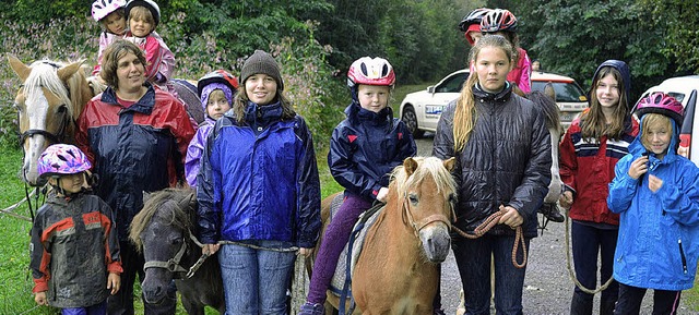 Auf den Rcken der Pferde half Anja Koch (links).   | Foto: Lisa Koschoreck