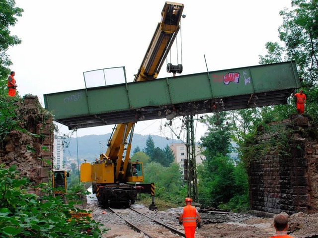 Das Ende einer Brcke: Der Stahlkoloss...st sanft von den Widerlagern gehoben.   | Foto: Thomas Loisl Mink