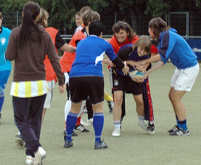 Sieht eher nach Rugby aus, soll aber H...r SV-Kickerinnen macht erkennbar Spa.  | Foto: Zwick