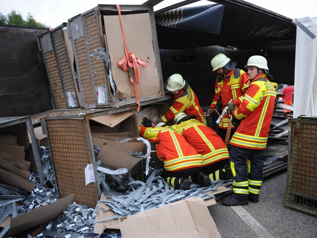 Aufwndige Aufrumarbeiten auf der B 3... und brachte den Verkehr zum Erliegen.  | Foto: Patrick Seeger