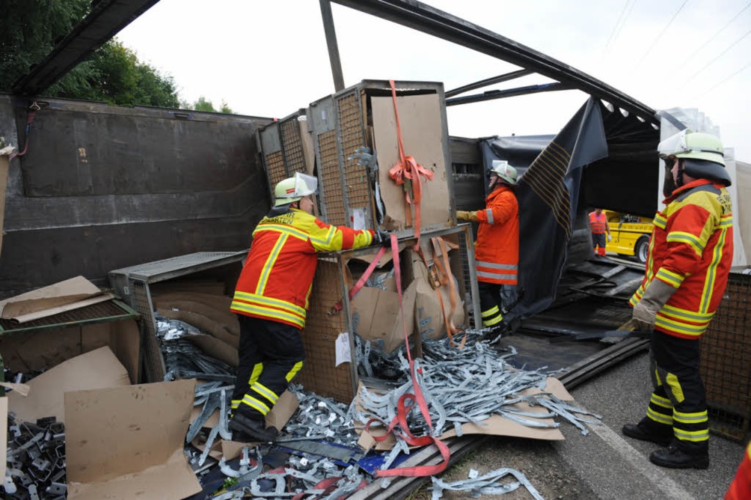 Lastwagen Kippt Um – B 31 Bei Kirchzarten Stundenlang Gesperrt ...