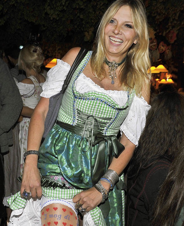 Dirndl sind angesagt. Schauspielerin N... Strumpfband: &#8222;I mog di&#8220;.   | Foto: DPA