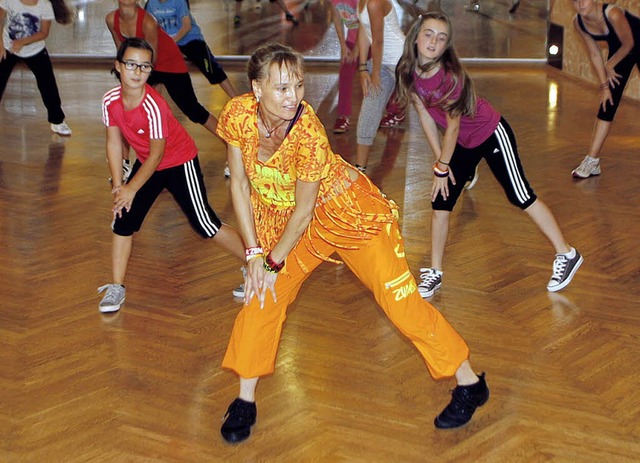 Die Zumba-Trainerin Michaela Schlaich ...man sich zur Musik  richtig bewegt.     | Foto: Heidi Fssel