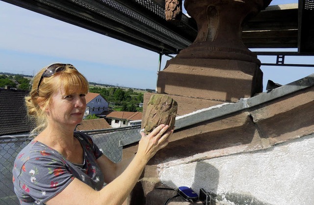 Die Architektin Barbara  Martin  zeigt...rechts von der Blumenvase gelst hat.   | Foto: Rudi Rest