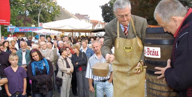 OB Wolfgang Dietz ist als Fassansteche...t auch das 43. Altweiler Straenfest.   | Foto: Herbert Frey