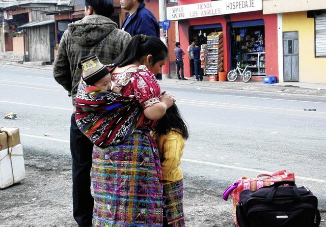 Eine Maya-Mutter mit ihren beiden Kindern in Guatemala wartet auf den Bus.   | Foto: Marcel Schneider