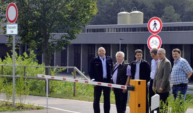 Die neue Zufahrt soll die Einsatzzeite...brandmeister Klaus Gempp (von links).   | Foto: SENF