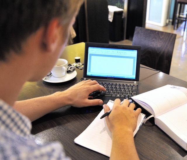 Moderner Cafhausbesucher: Notebook statt Zeitung.  | Foto: Eggstein