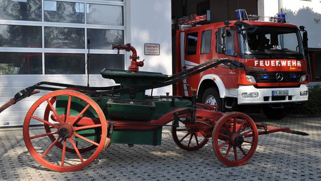 Altes und neues Feuerwehrgert: die hi... 10/6 mit 2400 Litern Wasser im Tank.   | Foto: Julius Steckmeister