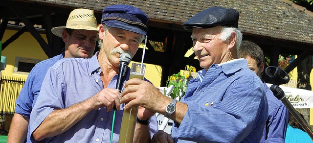 Siegbert Schtzle und Anton Kiefer (re...sen das Mostgewicht des Traubensaftes.  | Foto: benjamin bohn