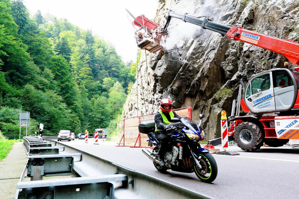 Felssicherungsarbeiten im Hllental: Auf der B 31 geht es im September mitunter langsam zu, damit die Fahrt auch knftig sicher ist.