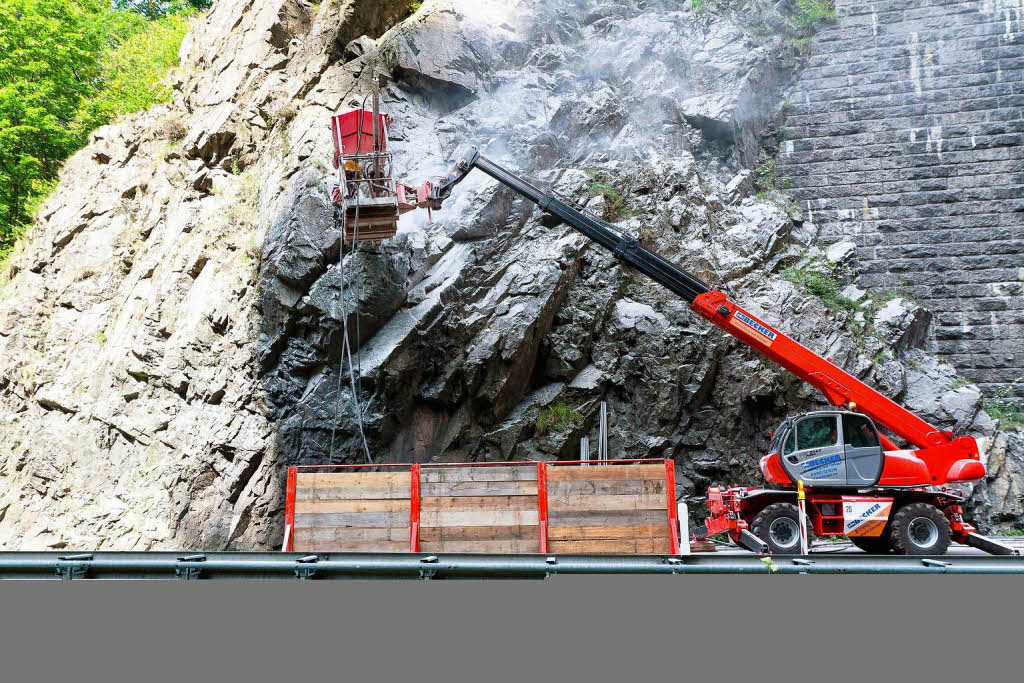 Felssicherungsarbeiten im Hllental: Auf der B 31 geht es im September mitunter langsam zu, damit die Fahrt auch knftig sicher ist.