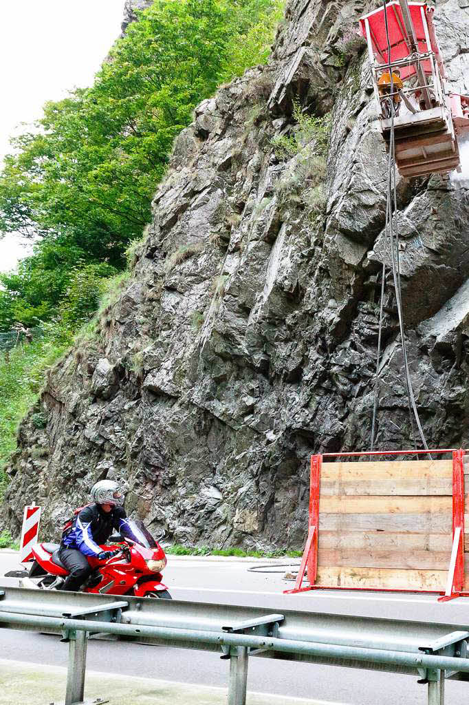 Felssicherungsarbeiten im Hllental: Auf der B 31 geht es im September mitunter langsam zu, damit die Fahrt auch knftig sicher ist.