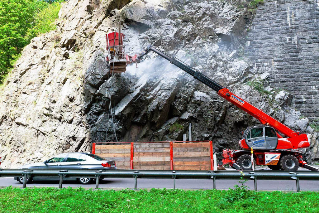 Felssicherungsarbeiten im Hllental: Auf der B 31 geht es im September mitunter langsam zu, damit die Fahrt auch knftig sicher ist.