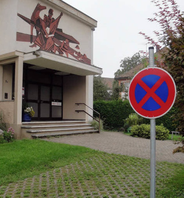 Ein Schild weist auf das neue Parkverbot hin.   | Foto: Hansjrg Bader