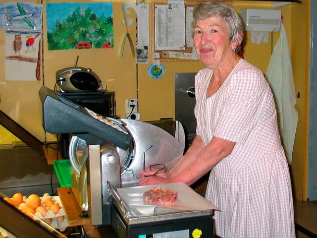 Helga Dresel hinter der Frischetheke: ... mit den Kunden liegt ihr am Herzen.    | Foto: Eva Weise