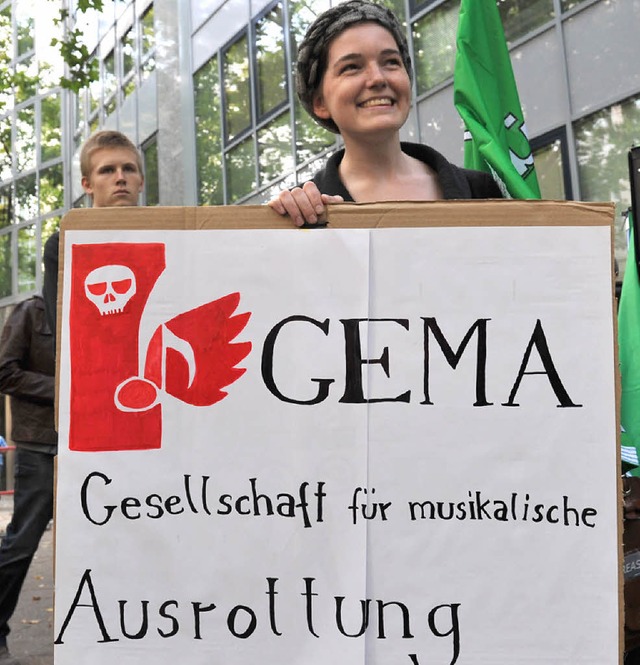 Eine Demonstrantin in Berlin findet deutliche Worte.   | Foto: dapd