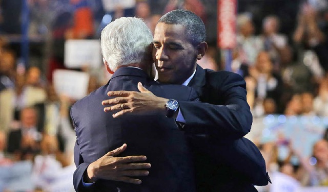 Symbolische Umarmung: Bill Clinton und Barack Obama  | Foto: dapd