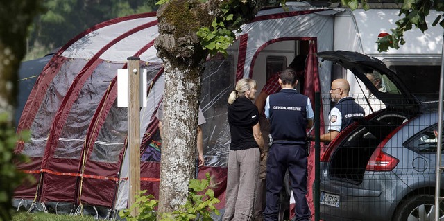 Beamte untersuchen auch den Camping-Pl...m die Familie ihren Urlaub verbrachte.  | Foto: dapd