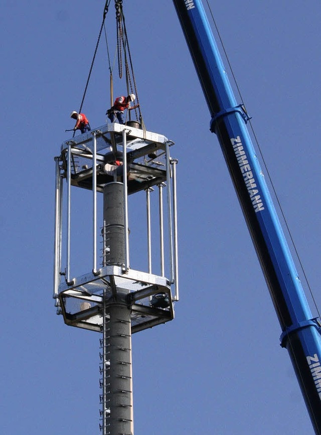 In rund 40 Metern Hhe justierten zwei...e die vom Kran hochgehievten Bauteile.  | Foto: R. Cremer