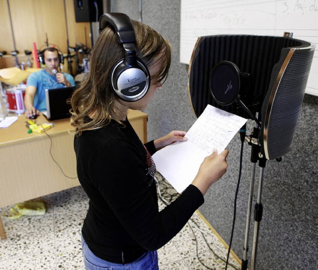Im Tonstudio haben die Kinder mit Unte...im Hintergrund) ihren  Song gesungen.   | Foto: C. Breithaupt