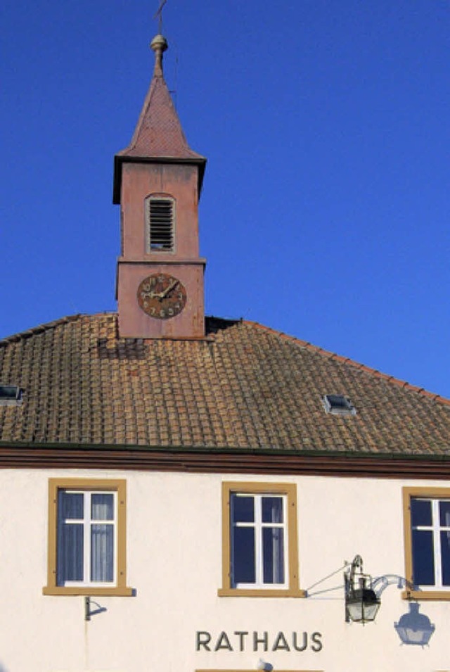 Und oben drin hngt die Glocke: das Adelhauser Rathaus  | Foto: Petra Wunderle