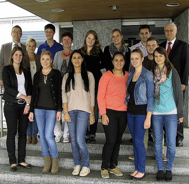 OB Wolfgang Dietz (rechts), Personalle...szubildenden bei der Stadtverwaltung.   | Foto: STADTVERWALTUNG