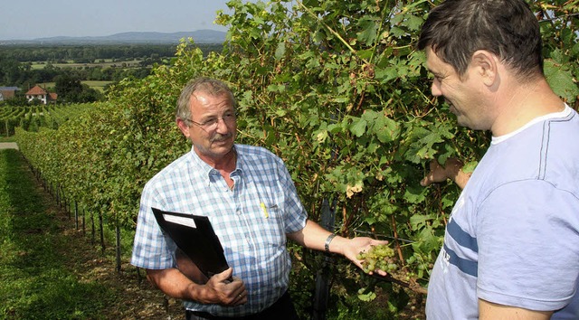 Hagelschtzer Rupert Wittmer (links)  ...r Gewann &#8222;In den Fehlen&#8220;.   | Foto: Faller