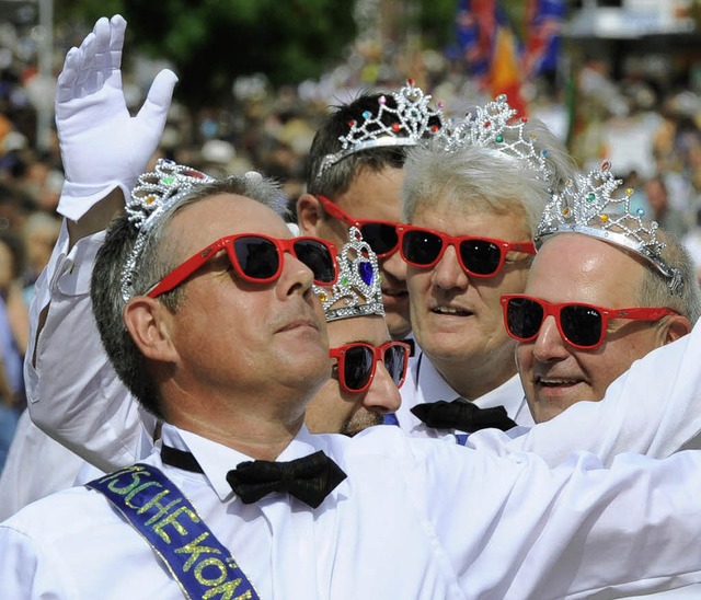 So bunt knnen Landesfestumzge sein: ...r Parade in Bhl im vergangenen Jahr.   | Foto: DPA/Seeger