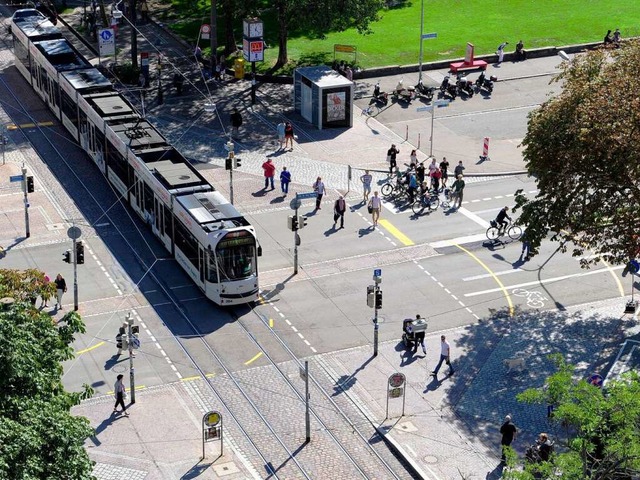 Die Ampel am Stadttheater schalten sich nur noch bei Bedarf  ein.   | Foto: Ingo Schneider