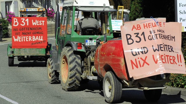 Auf ihren Plakaten und mit lautstarkem... Weiterbau der B31 West bis Breisach.   | Foto: benjamin bohn