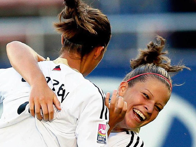 Melanie Leupolz (rechts), hier mit Len...i der WM mehrfach Grund zum Strahlen.   | Foto: dpa