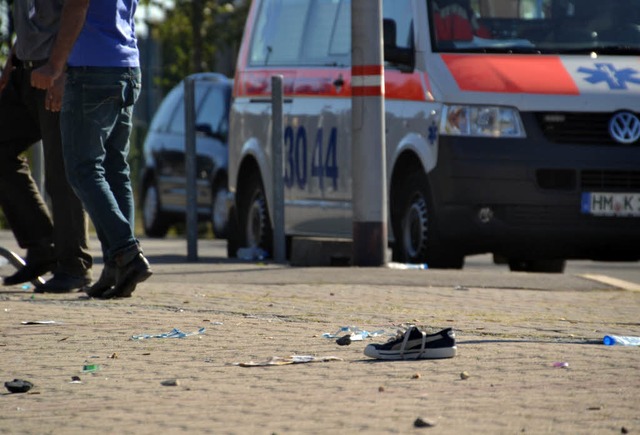 Ausschreitungen bei einem Kurdenfest i... Schuh liegt neben einem Krankenwagen.  | Foto: dpa