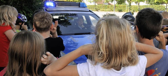 Ganz schn laut, so ein Polizeiauto &#...mit hatten die Kinder nicht gerechnet.  | Foto: Thilo Bergmann