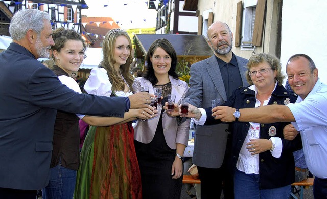 Stieen mit einem Glas Rotwein auf ein...Doppmeier und Rainer Vogel (von links)  | Foto: Roland Vitt