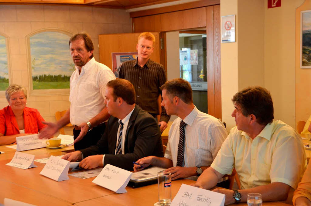 Gesprchsrunde in Lausheim mit Moderatorin Gabi Stock, Ortsvorsteher Bernhard Engel (Lausheim), Felix Schreiner (MdL) und die Brgermeister Christian Mauch und Thomas Fechtig.