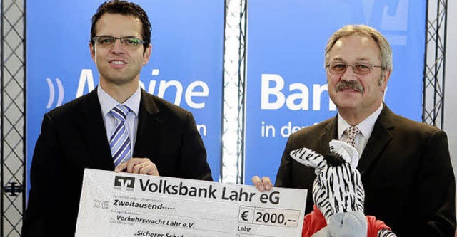 Peter Rottenecker,  Volksbank (links) ...der Verkehrswacht, den Spendenscheck.   | Foto: BZ