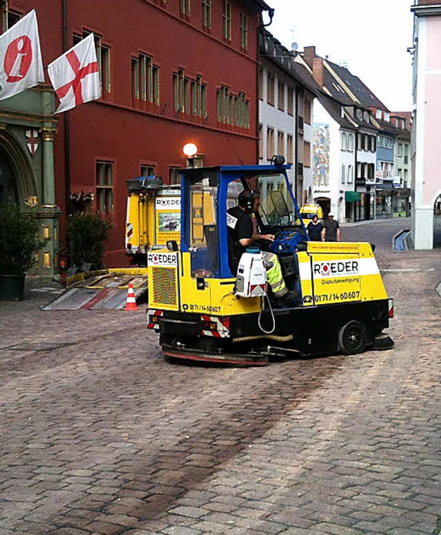 Die Spezialfirma beim Reinigen des Rathausplatzes  | Foto: uhrig